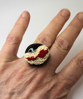bague ronde pour femme rouge et noir mousse bijou contemporain de la créatrice Pili-Pok à Lyon bague ronde rouge et noir