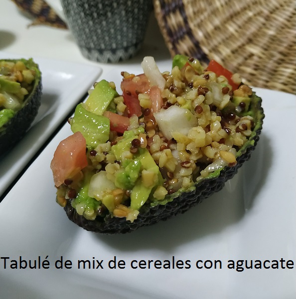 Tabulé de mix de cereales con aguacate