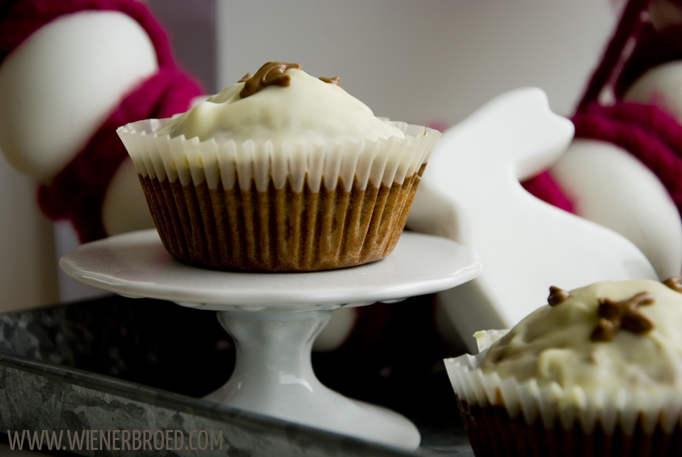 Schoko-Hasen-Muffins, saftige Schokoladen-Muffins in Hasenform mit weißer Kuvertüre, Rezept mit sehr wenig Mehl, perfekt zu Ostern / Bunny shaped chocolate muffins [wienerbroed.com]