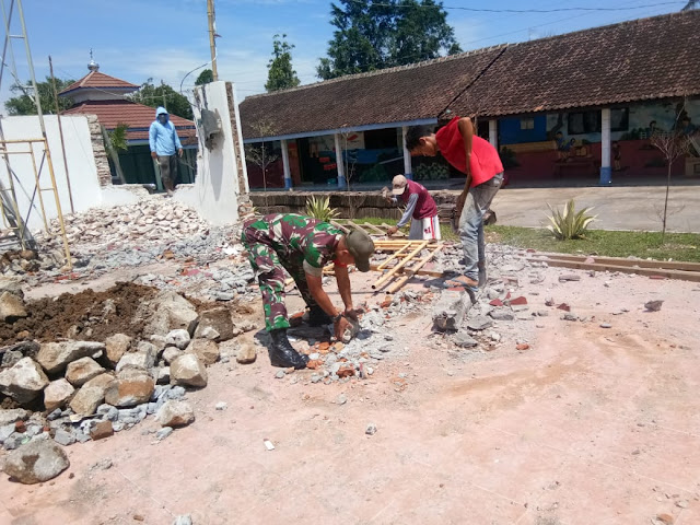 KodimKaranganyar - Kerja Nyata Babinsa Harjosari Bantu Warga Bangun Rumah Warga