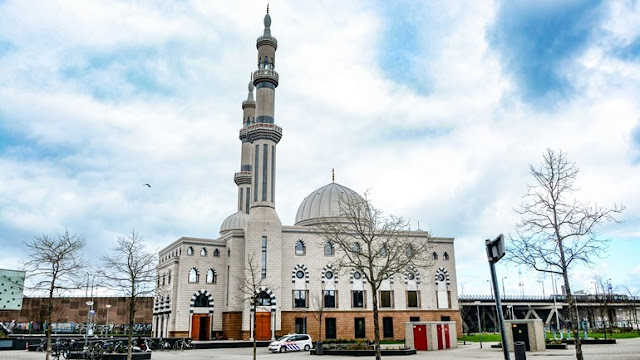 هولندا.. اعتقال رجل داخل مسجد السلام بطريقة تثير ردود فعل غاضبة والسبب ..