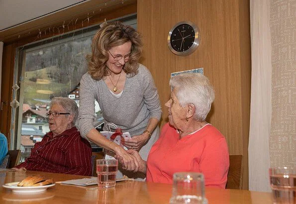 Hereditary Princess Sophie met with old patients at the resident of the nursing home and gave various gifts to them