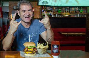 Ex-funcionário do McDonald's fatura R$ 17 milhões e vira exemplo de empreendedorismo visionário Ex-funcionário do McDonald's fatura R$ 17 milhões e vira exemplo de empreendedorismo visionário