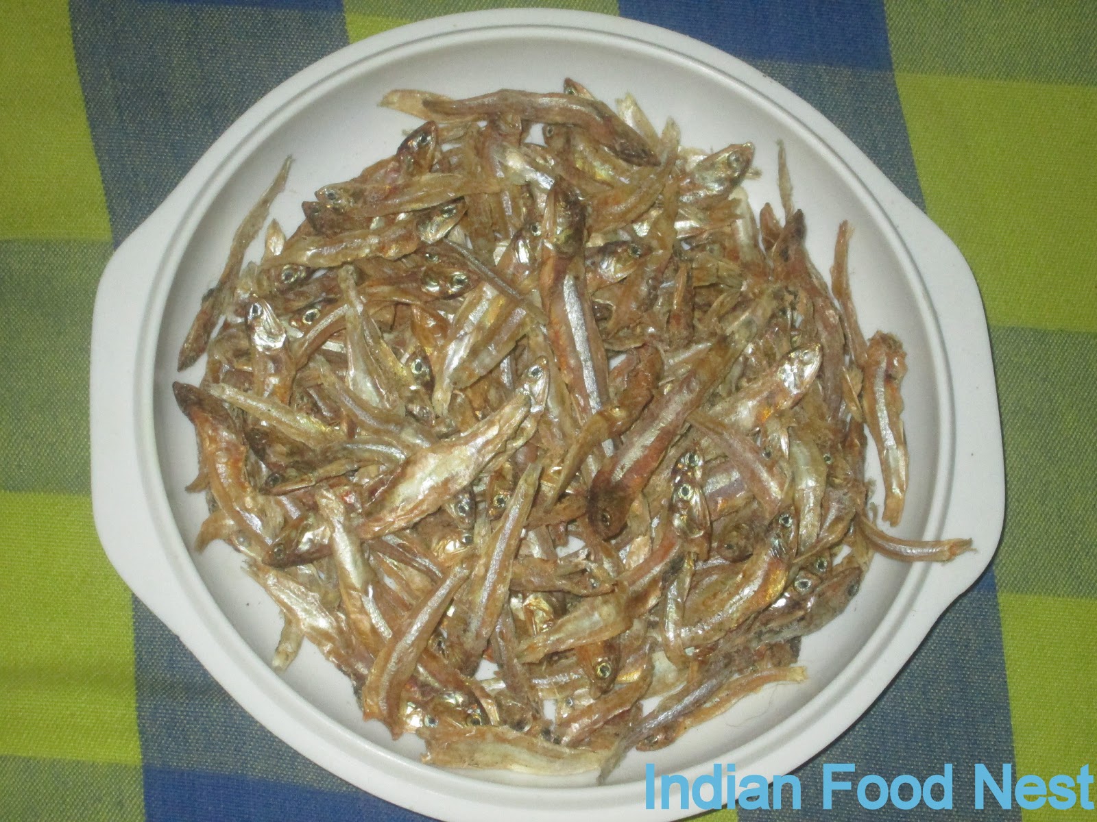 Indian Food Nest Dried Fish Anchovy Gravy / Nethili Kuchi karuvadu