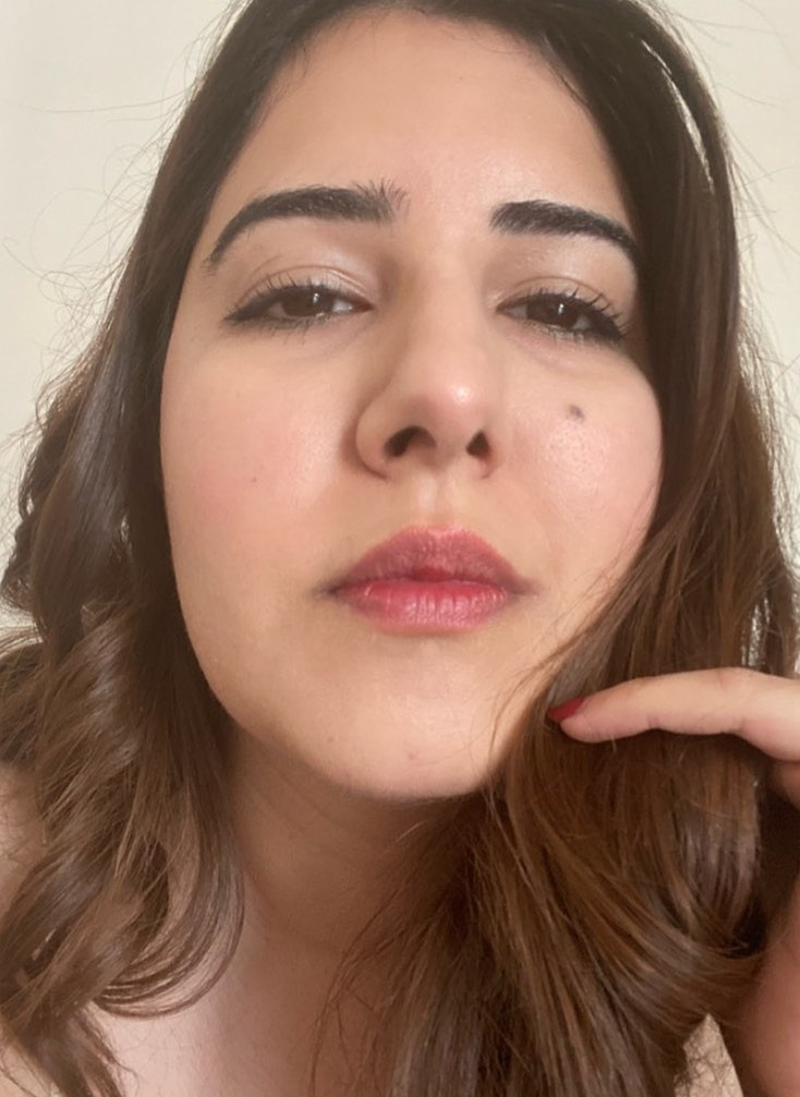 Geo TV Host Absa Komal Image Viral on Social Media