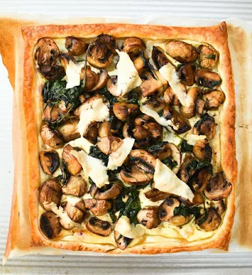 baked easy garlic mushroom and spinach pie