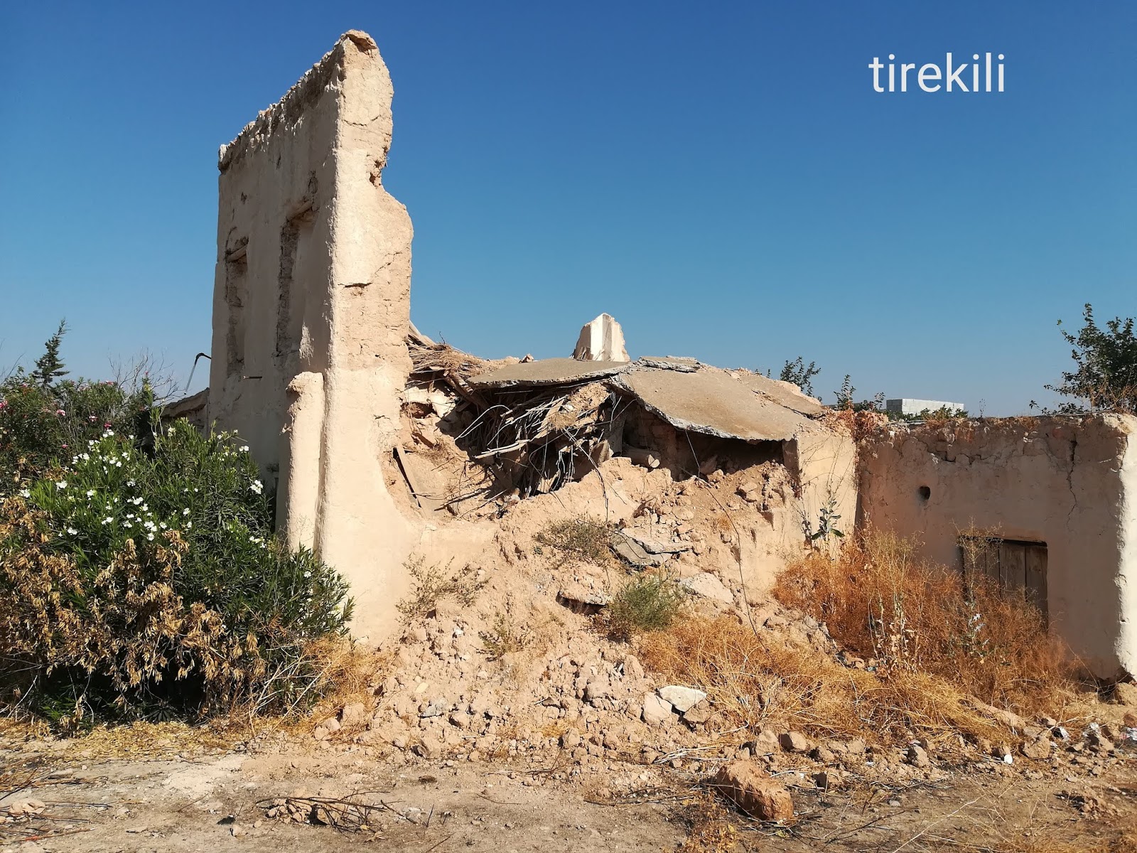 Barak Odası Barak Kültür Mekânı Son kerpiç duvar da yıkıldığında… Barak Odası Barak Kültür Mekânı Son kerpiç duvar da yıkıldığında…