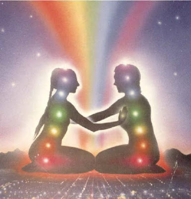 Si votre partenaire est votre âme sœur, il est fort probable qu’il ou elle ait été présent(e) dans vos vies passées. Vous pourriez même avoir une sensation étrange de déjà vu comme si ce moment précis avait déjà eu lieu il y a peut-être longtemps, dans un autre contexte.