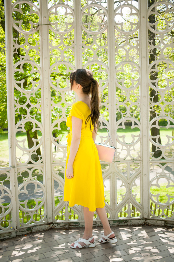 Outfit yellow dress, La La Land moment THE STYLING DUTCHMAN.