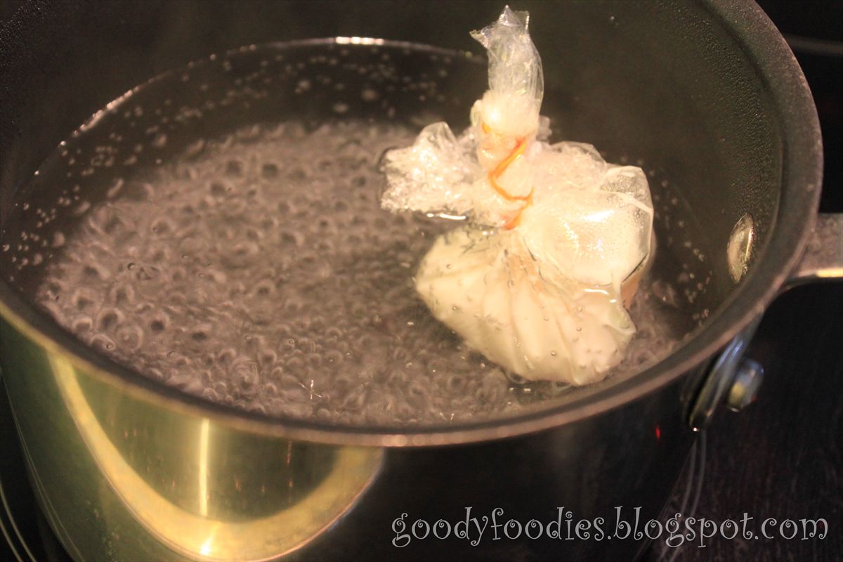 Cling-wrap poached eggs – A Very Foodly Diary