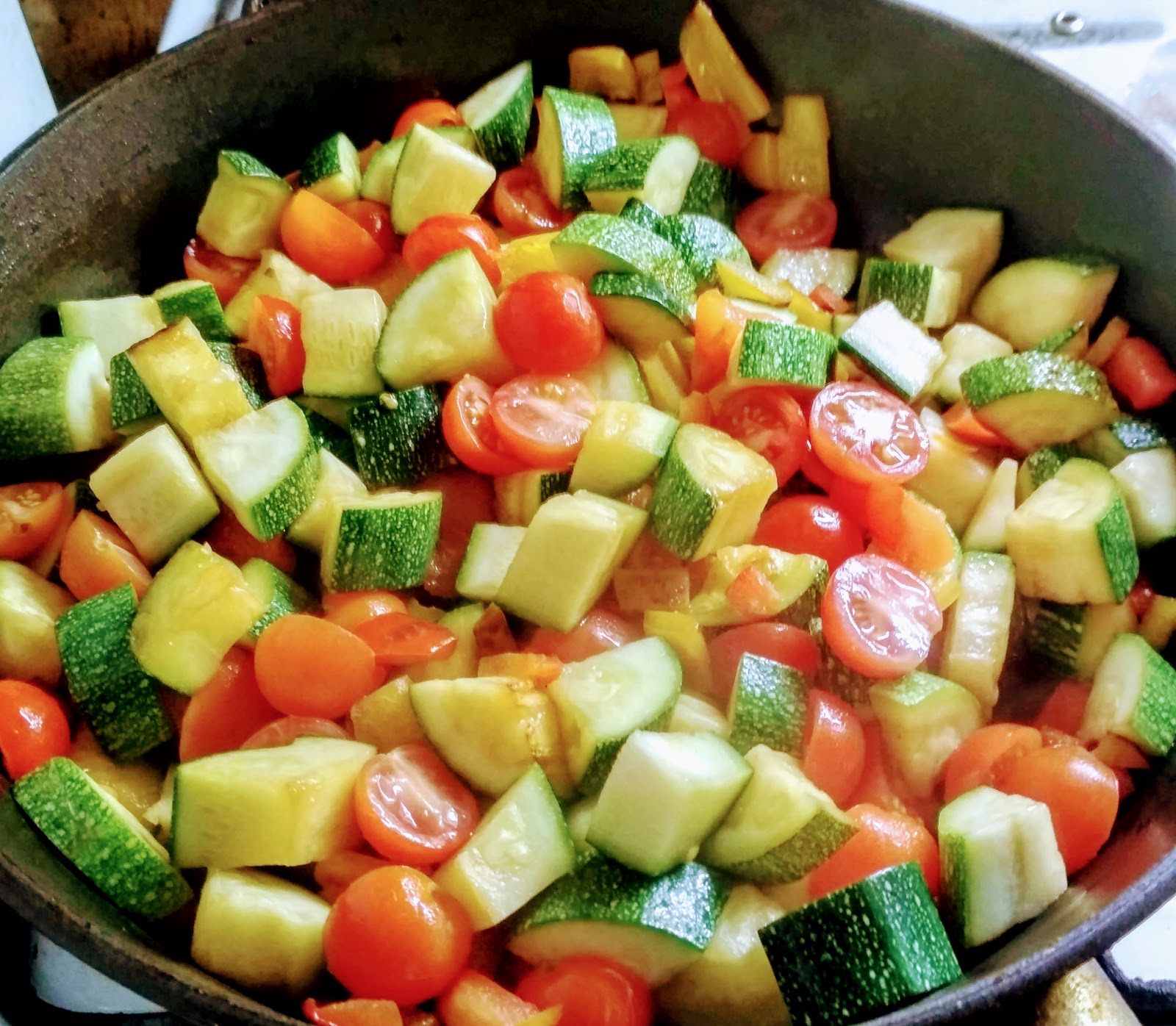 Видео как приготовить овощи. Овощное рагу. Рагу из овощей. Овощи тушеные крупно нарезанные. Тушёные овощи крупными кусками.
