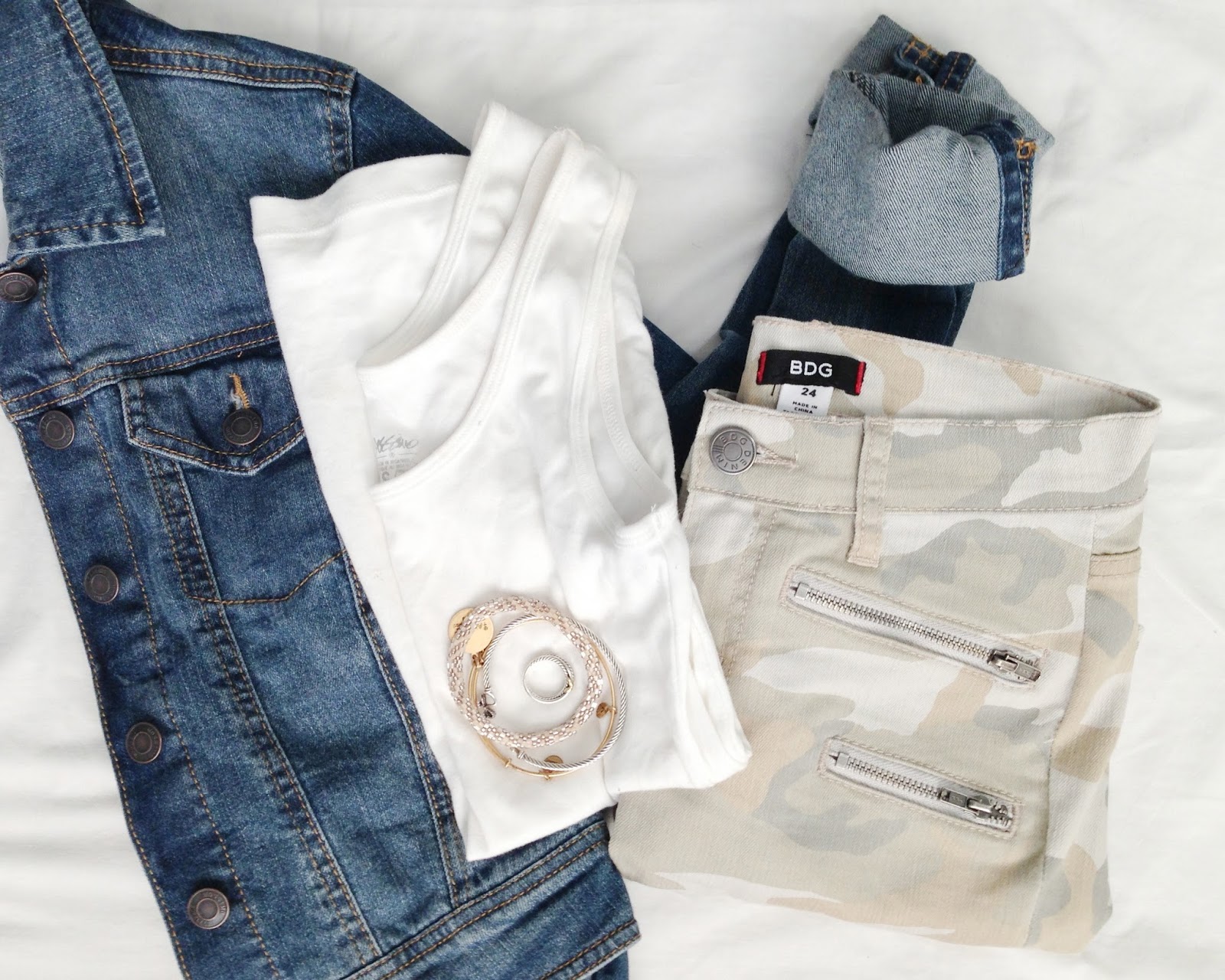 mascaroline Army pants and Flip flops