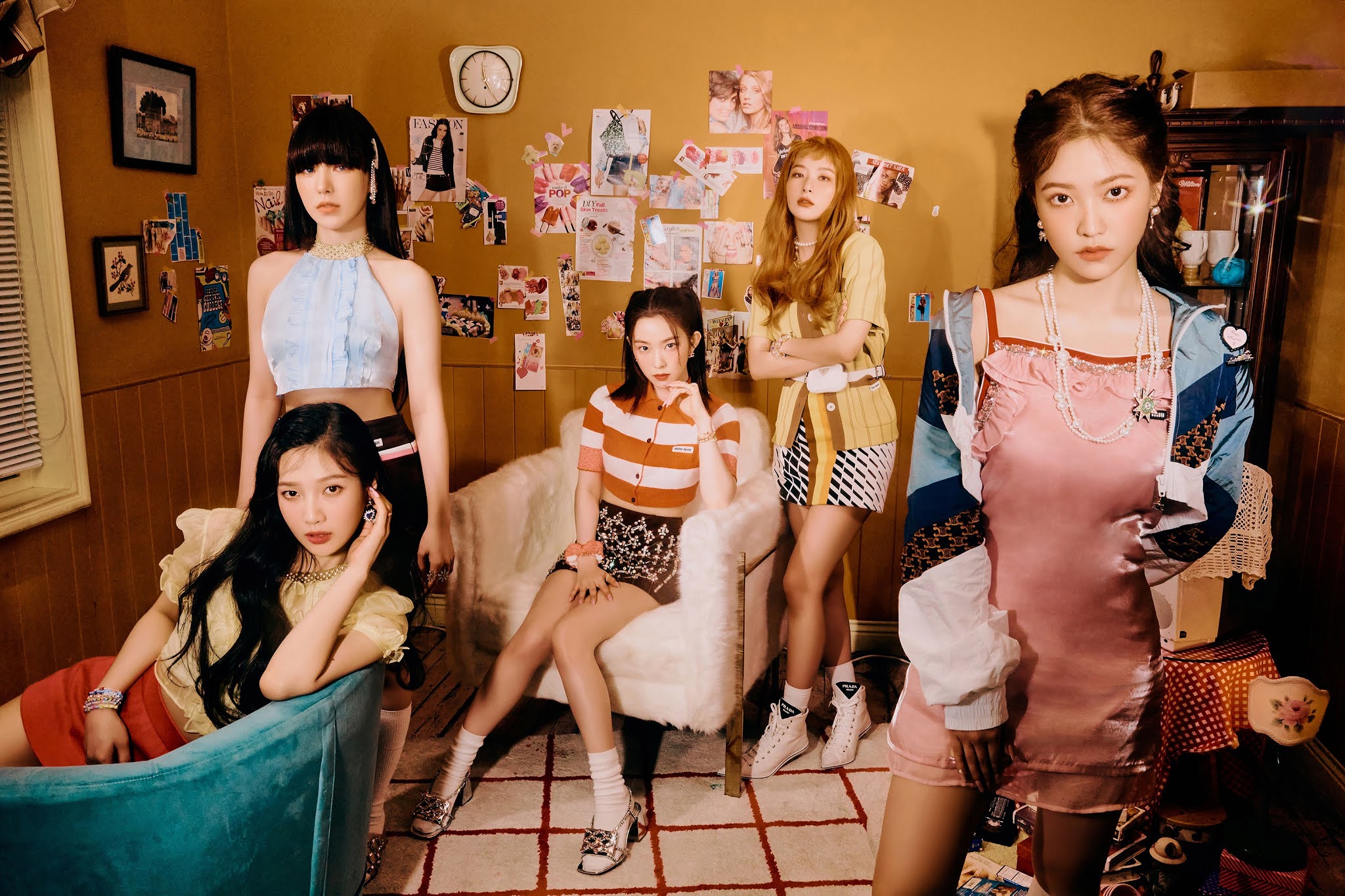 TEAM RED VELVET: [6TH MINI ALBUM] RED VELVET - QUEENDOM