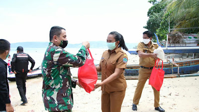 Pangdam XIII Merdeka Serahkan Bansos di Empat Pulau di Manado