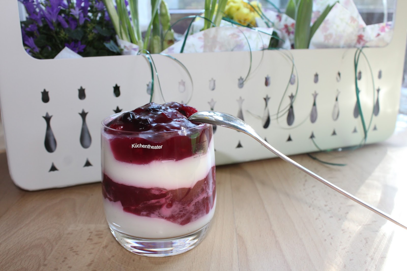 Küchentheater: Quarkcreme mit Beeren-Kompott