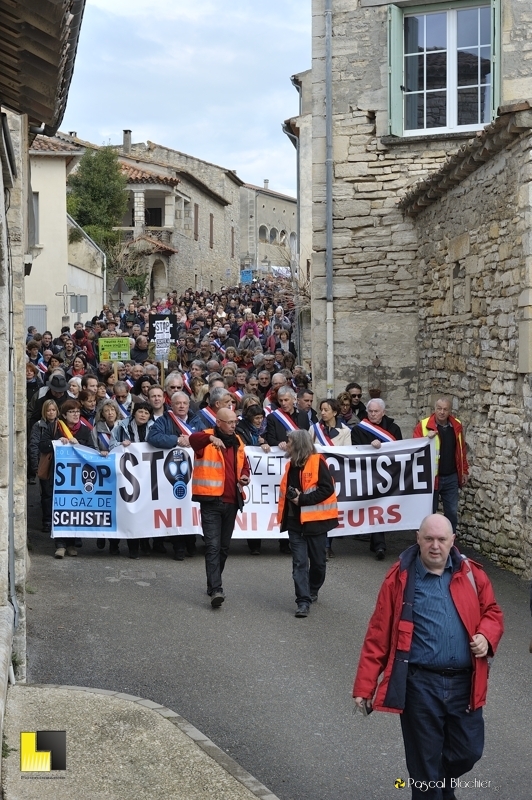 manifestation contre le gaz de schiste dans les rues de Barjac 2016 contre le gaz de schiste photo pascal blachier