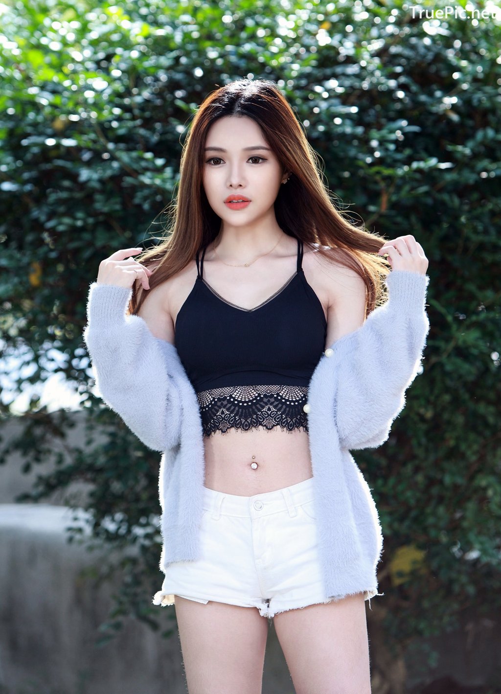 Image-Taiwanese-Model–莊舒潔–Hot-White-Short-Pants-and-Black-Crop-Top-TruePic.net- Picture-22