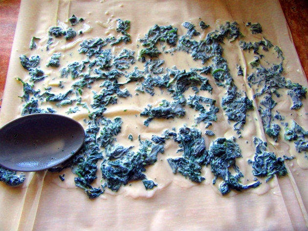 Filo pie with nettles and yoghurt by Laka kuharica: Sprinkle the top sheet with olive oil and smear with 1/3 of the nettle and yogurt filling 