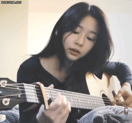 기타 치는 밍구리 김민주