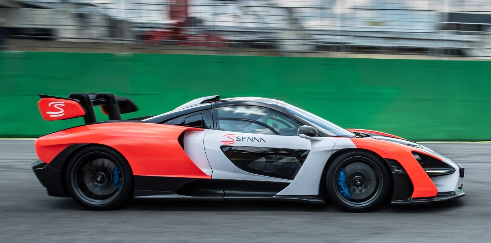 McLaren Senna com as cores da equipe de F1 é destaque em Interlagos