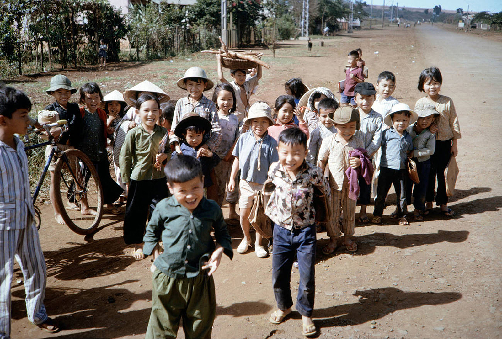 Nụ cười còn mãi theo thời gian của trẻ em miền Nam Việt Nam 