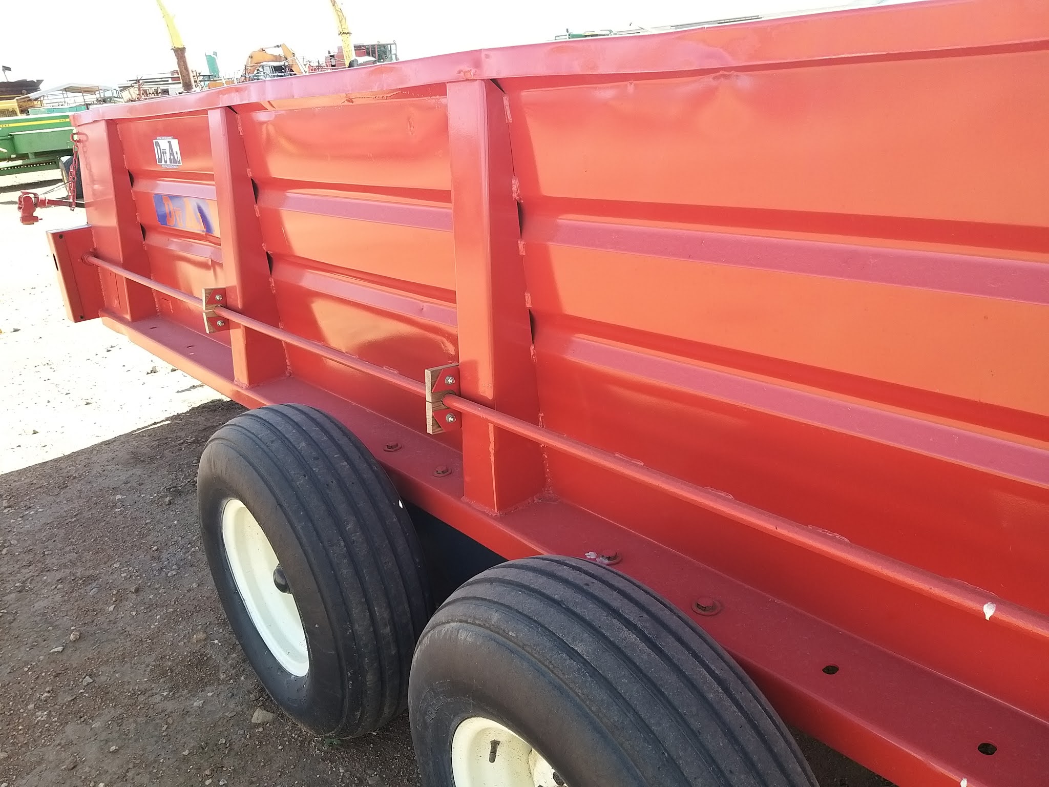 MAQUINARIA AGRICOLA INDUSTRIAL Remolque Esparcidor de Estiercol DUAL Doble Eje 14 Pies 4,600 Dlls