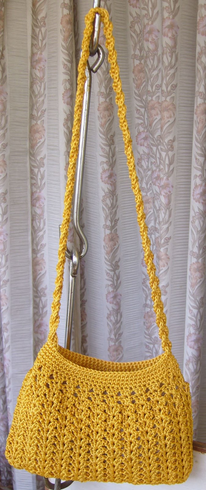 Crochetkari: Golden yellow crochet purse
