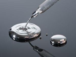 Liquid-mercury-showing-relativistic-effect
