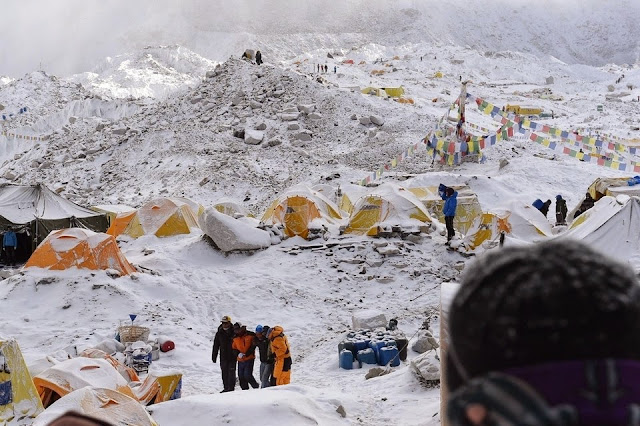 Avalanche in Everest Base Camp
