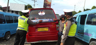 Ops Zebra, Satlantas Polres Lutra Berbagi Makser Hingga Pasang Stiker Edukasi Pengendara