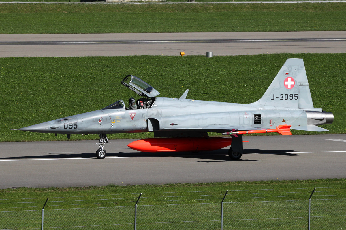 Planes And Trains Planes 2011 J 3095 Northrop F 5E Tiger II