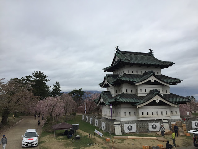 朝の弘前城