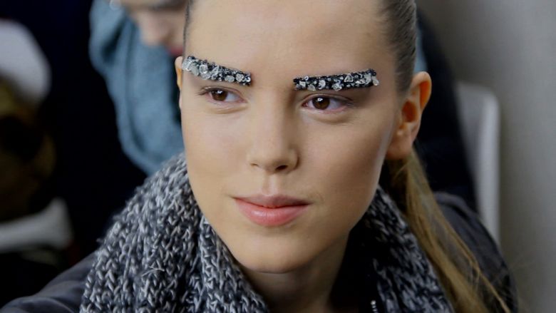 Выбритая полоска на брови. Тонкие брови у девушек. Что значит полоска на брови. Что значит полоска на брови. Бровь с разрезом.