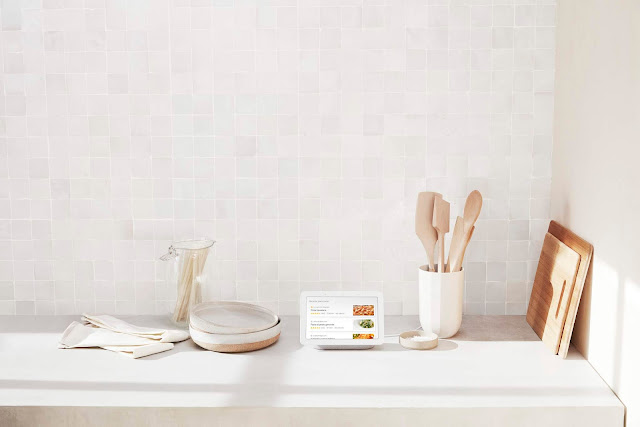 Immagine di Nest Hub bianco in cucina.