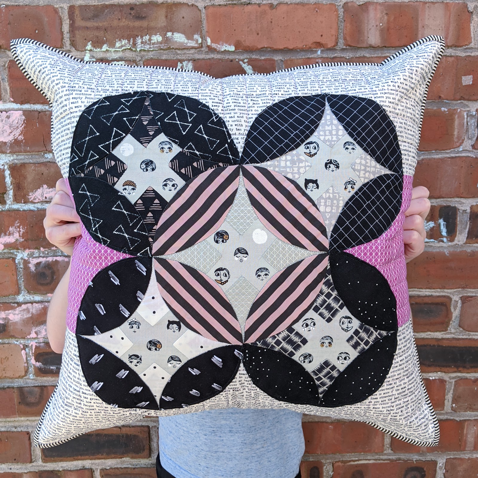 crossed orange peel cushion / CHARM ABOUT YOU