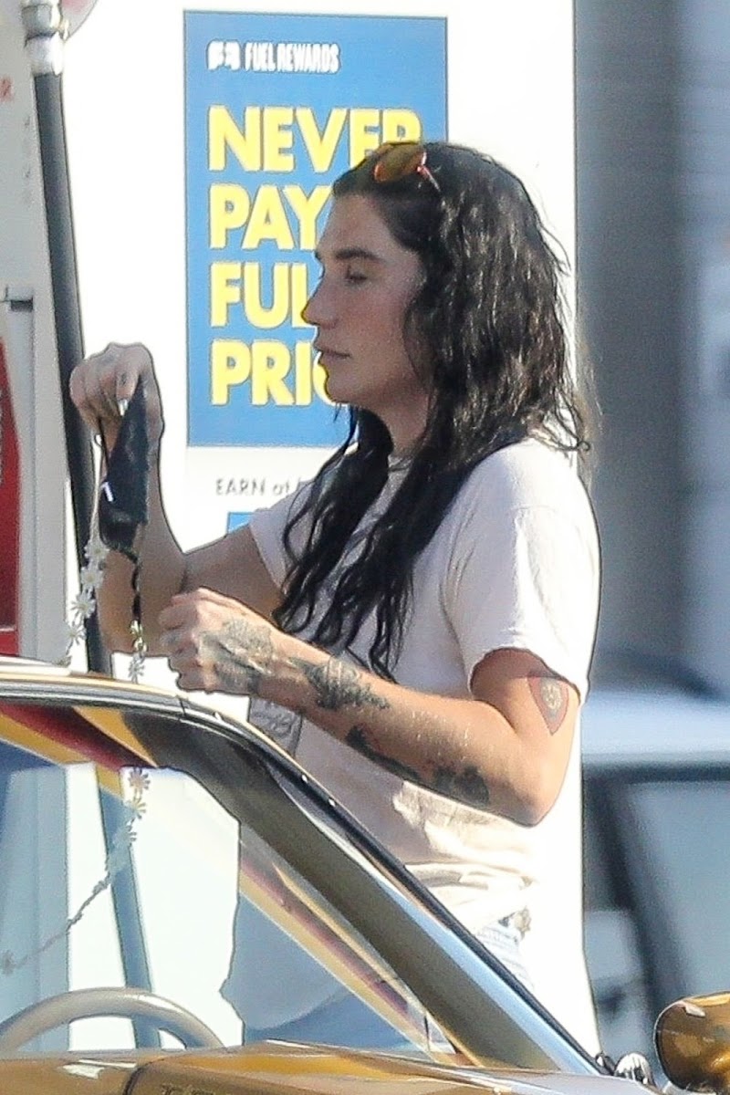Kesha Rose Sebert Clicked at a Gas Station in Los Angeles 4 Sep-2020