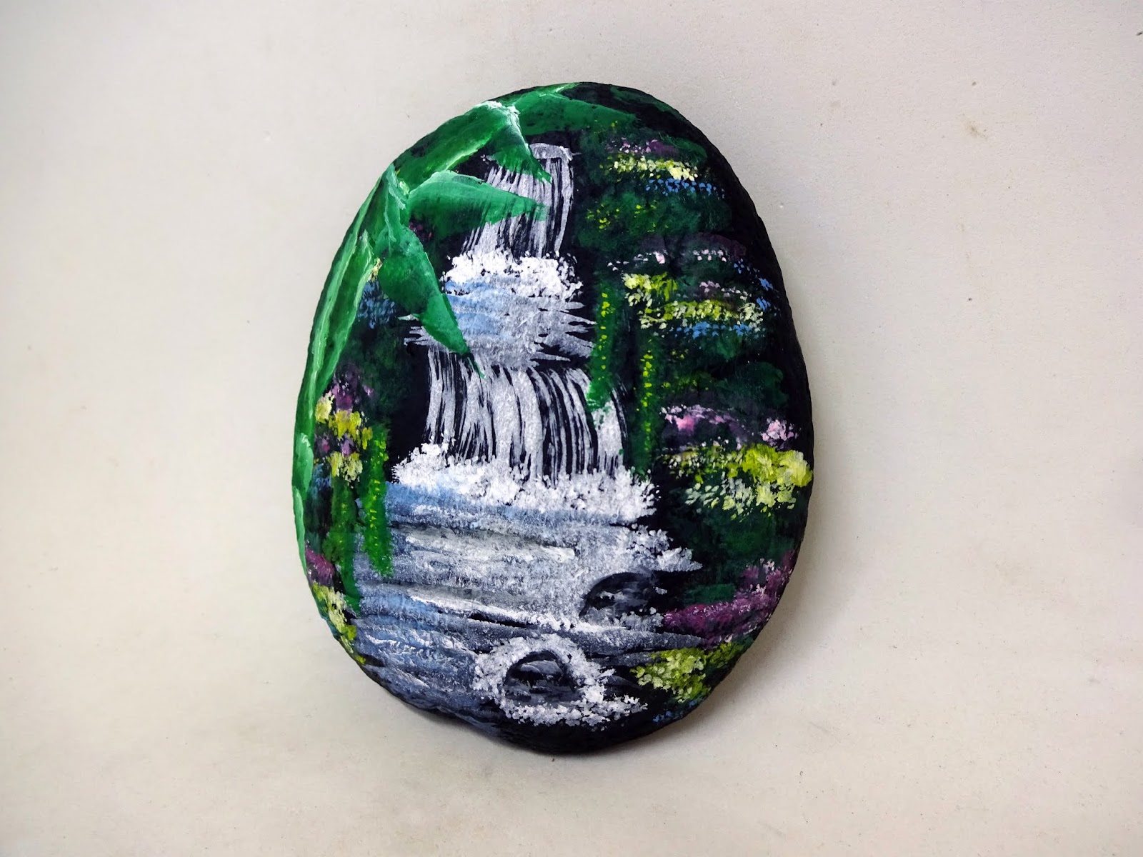 Organizar banjo volatilidad Piedras pintadas a mano: COMO PINTAR PIEDRAS CON PAISAJE CON CASCADA PASO A  PASO