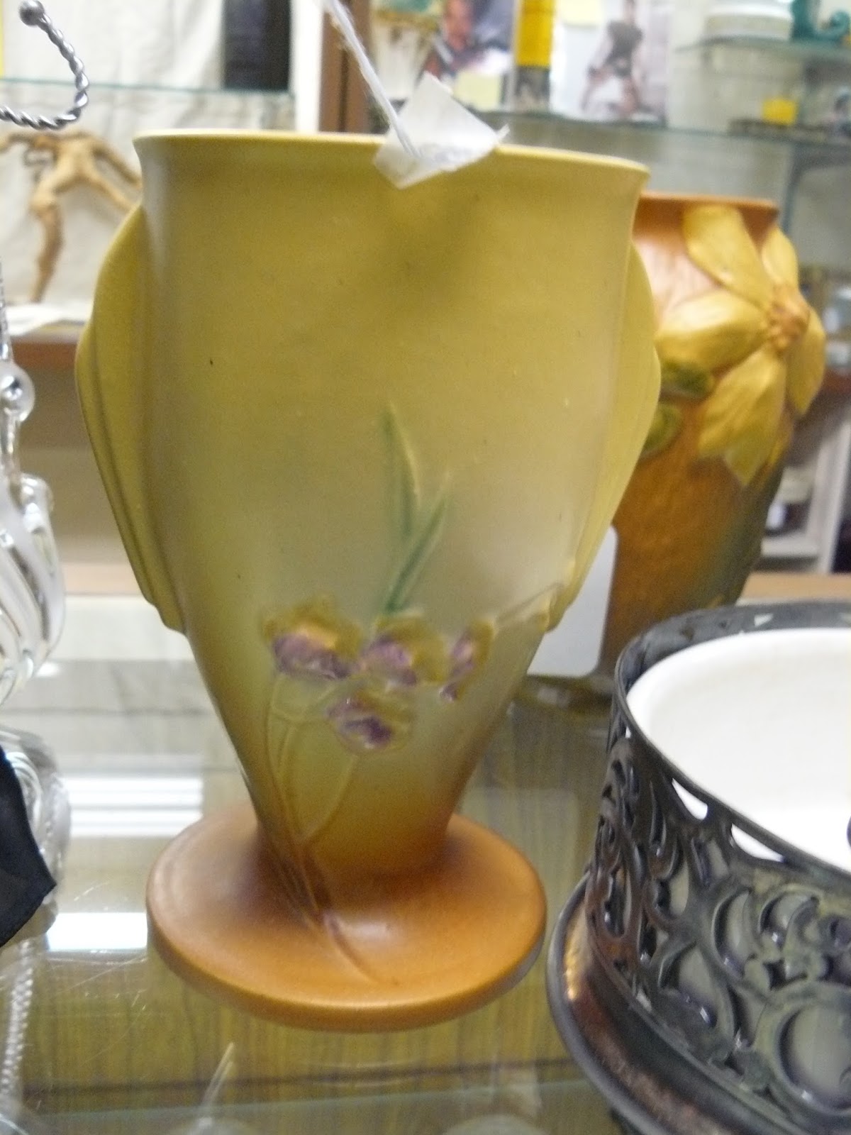 SCRANBERRY COOP Roseville Ixia Vase, 1930, Yellow, USA