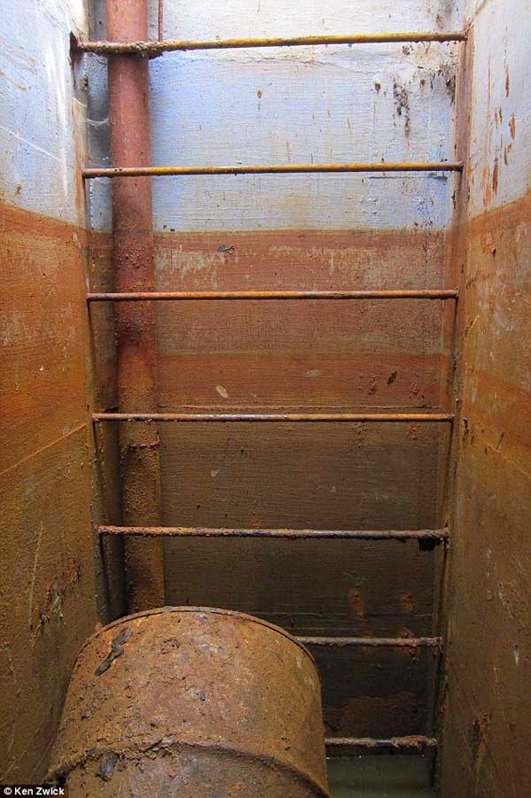 MEXICOGEEK: ENCUENTRAN UN BUNKER EN SU PATIO TRASERO