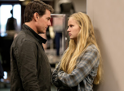 Tom Cruise and Danika Yarosh in Jack Reacher: Never Go Back (14)