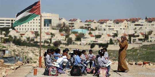 Anak anak Palestina belajar di ruang terbuka