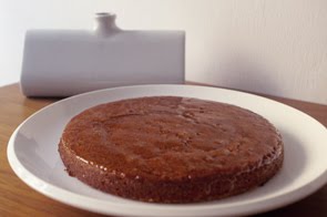 Torta di amaretti e pangrattato con fondente e glassa all'arancia