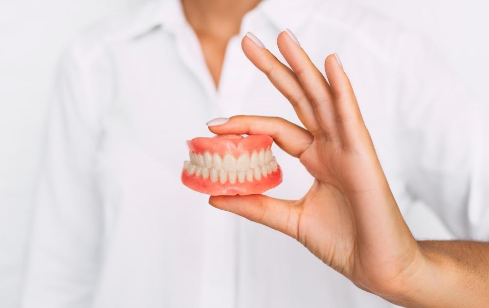 THE EFFECT OF OVERNIGHT STORAGE CONDITIONS ON COMPLETE DENTURE COLONIZATION BY CANDIDA ALBICANS