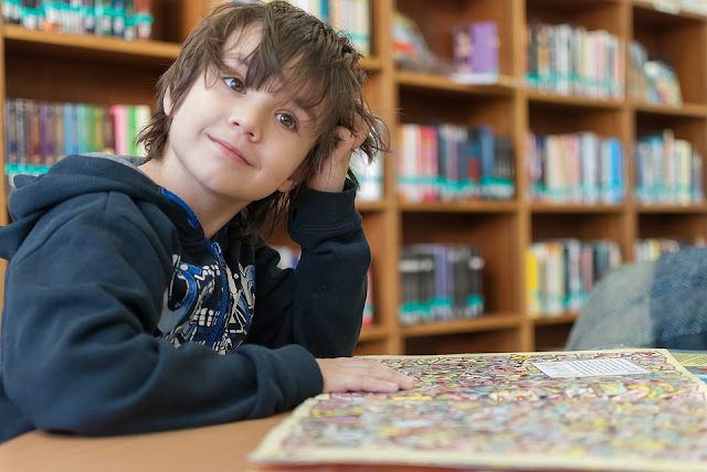 Kind leest boek Kind leest boek