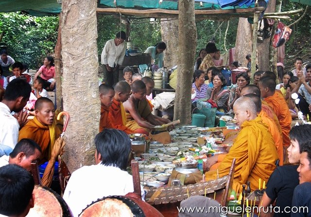 Monks-Prasat-Neak-Pean