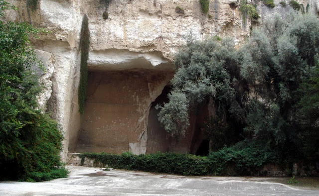 Латомия — одна из достопримечательностей современных Сиракуз. Это руины каменоломен, использовавшихся Дионисием в качестве подземных темниц