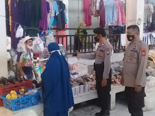 Antisipasi Penyebaran Covid-19 Di Wilayahnya, Personel Polsek Anggeraja Laksanakan Patroli Di Pasar Cakke