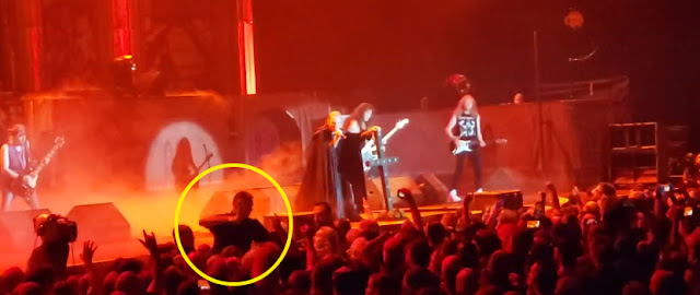 Bruce Dickinson interrompe show do Iron Maiden ao ver fã apanhar dos seguranças