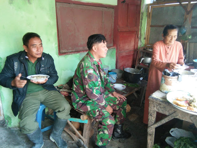 Warung Pojok Milik Mbah Parti Makin Ramai Dikunjungi Tentara   
