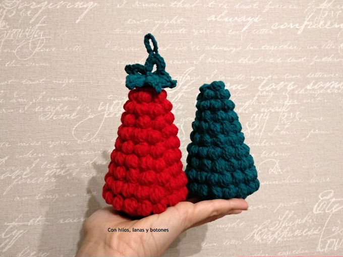 Con hilos, lanas y botones: Árbol de Navidad de ganchillo en punto bobble (patrón gratis)